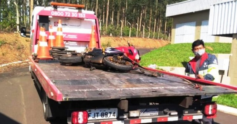 Familiares e amigos fazem despedida a jovem vítima de acidente em Marília