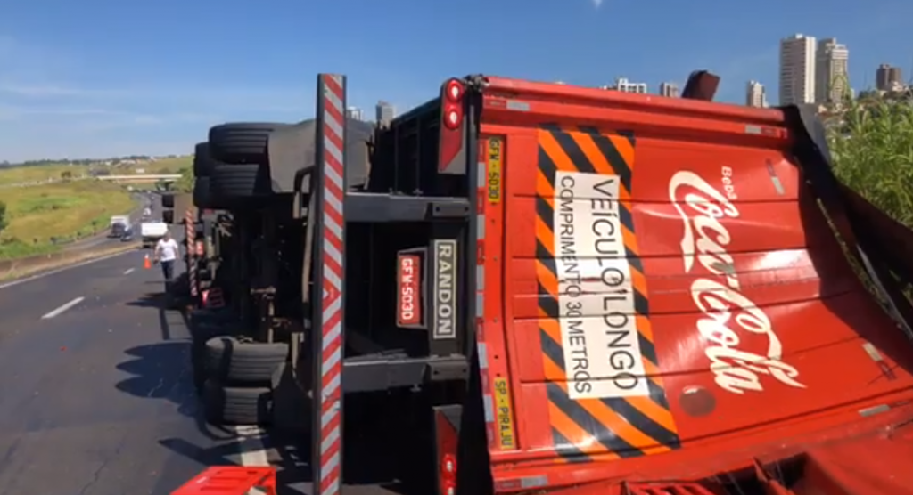 Caminhão da Coca-Cola tomba e espalha carga no Contorno de Marília