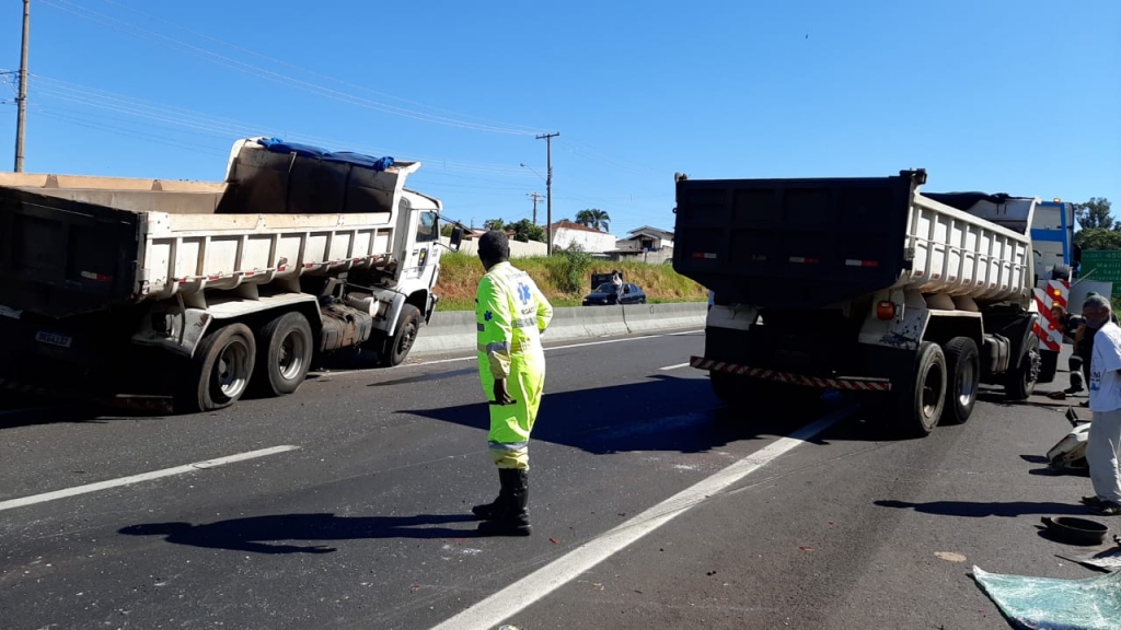 Acidente com dois caminhões congestiona contorno de Marília; um ferido