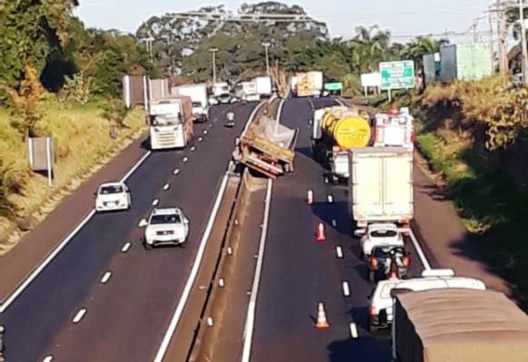 Acidente com caminhão complica trânsito no Contorno de Marília