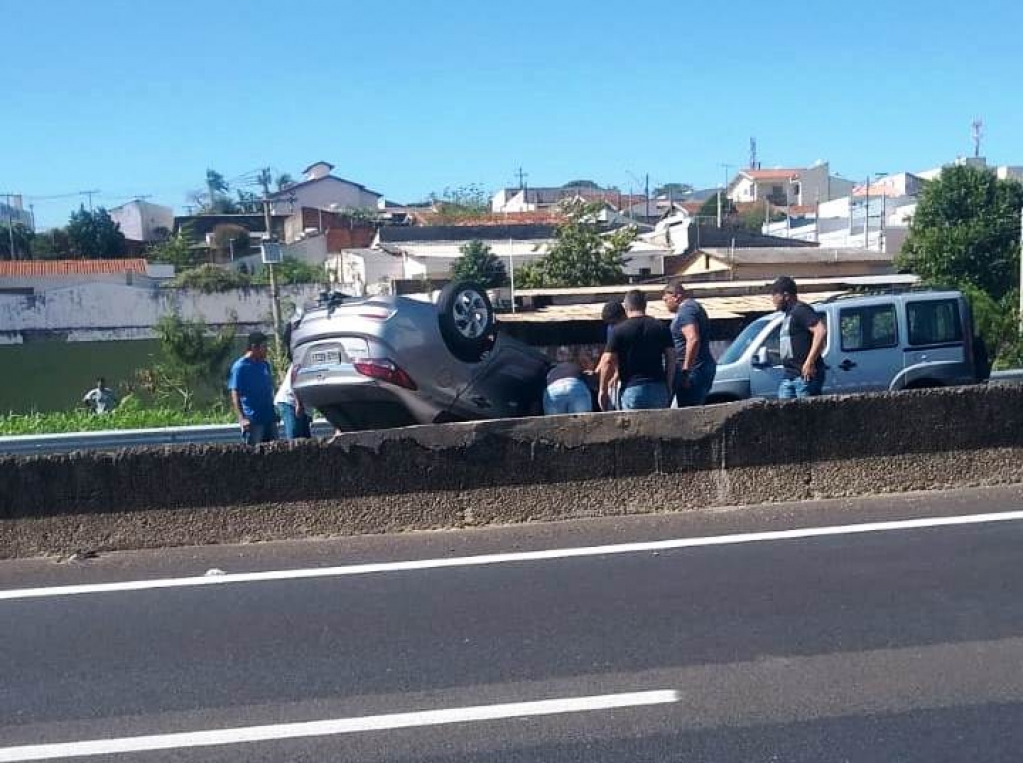 Capotamento complica trânsito no Contorno de Marília