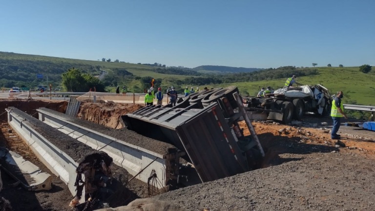 Caminhão tomba em área de obras na SP-333; motorista morre