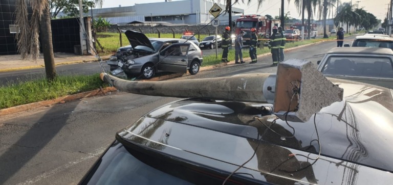 Carro derruba poste e danifica veículo estacionado em avenida de Marília