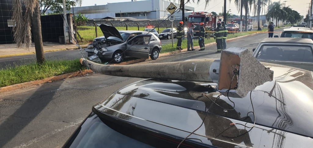 Carro derruba poste e danifica veículo estacionado em avenida de Marília