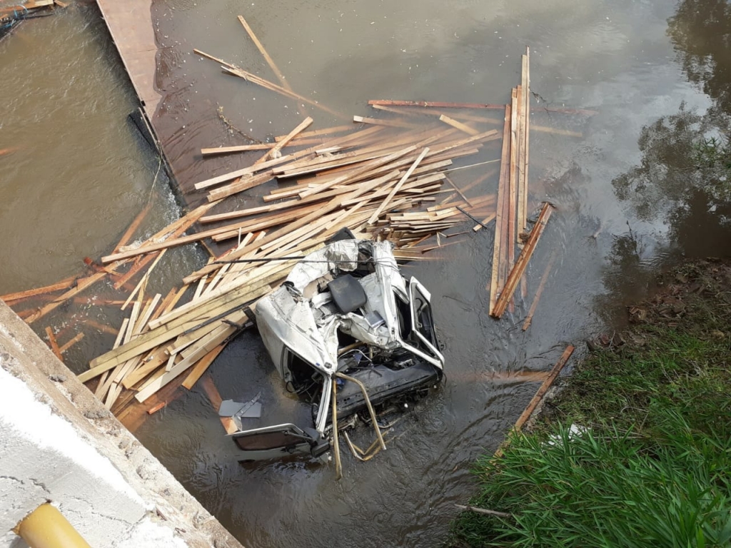 Caminhão cai em rio na região e motorista é socorrido por bombeiros