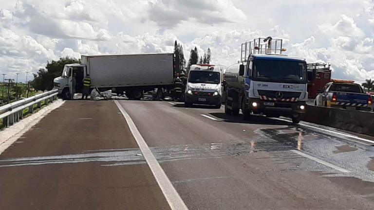 Acidente interdita pistas de rodovia em Marília; viatura bate em caminhão
