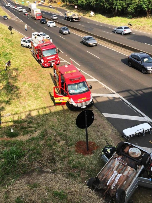 Capotamento na rodovia do Contorno em Marília; trânsito exige atenção