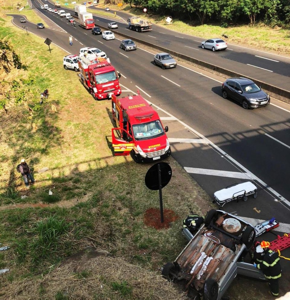Capotamento na rodovia do Contorno em Marília; trânsito exige atenção Capotamento na rodovia do Contorno em Marília; trânsito exige atenção