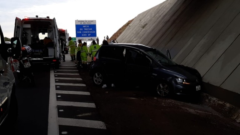 Veículo sem controle atinge mureta em viaduto da SP-294 em Marília