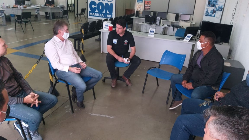 Motoristas de vans vão ao Procon, definem descontos e negociação com pais de alunos Motoristas de vans vão ao Procon, definem descontos e negociação com pais de alunos