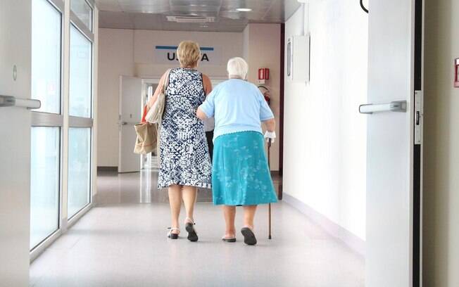 Idosas andando em um corredor de hospital