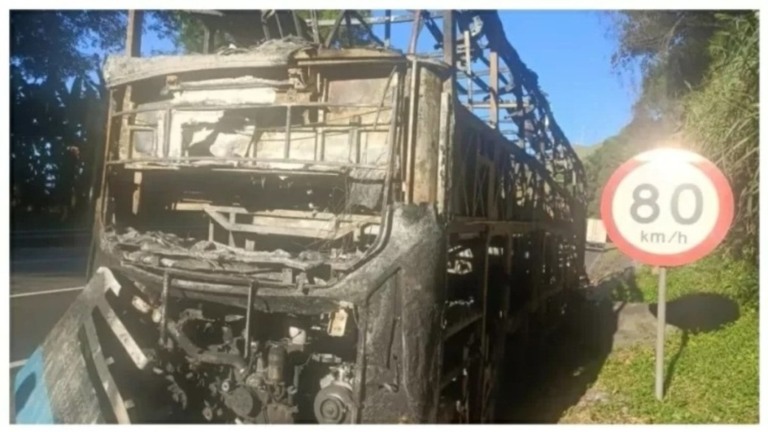 Divulgaçãp / Polícia Rodoviária Federal (PRF) – 22/04/2024 Carcaça do ônibus queimado após incêndio ser controlado pelo Corpo de Bombeiros na madrugada de segunda-feira (22)