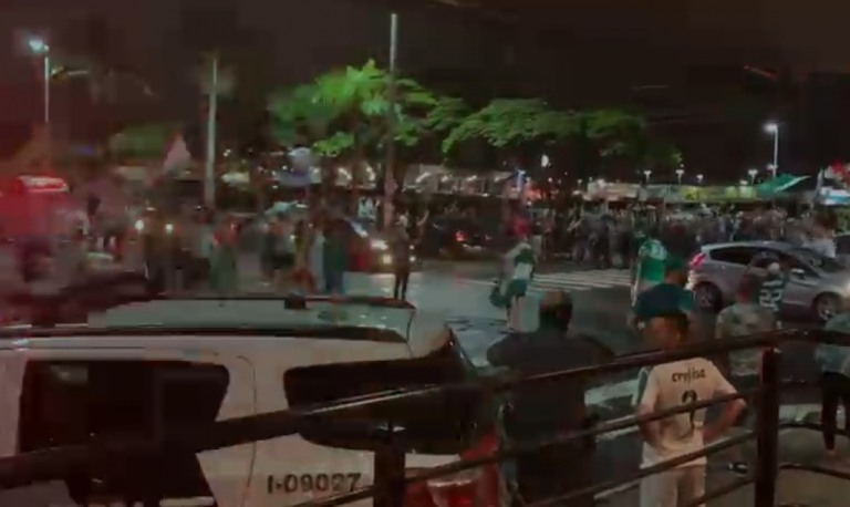 Culpa é do Bar? Empresário desabafa após aglomeração em frente a bar fechado; assista