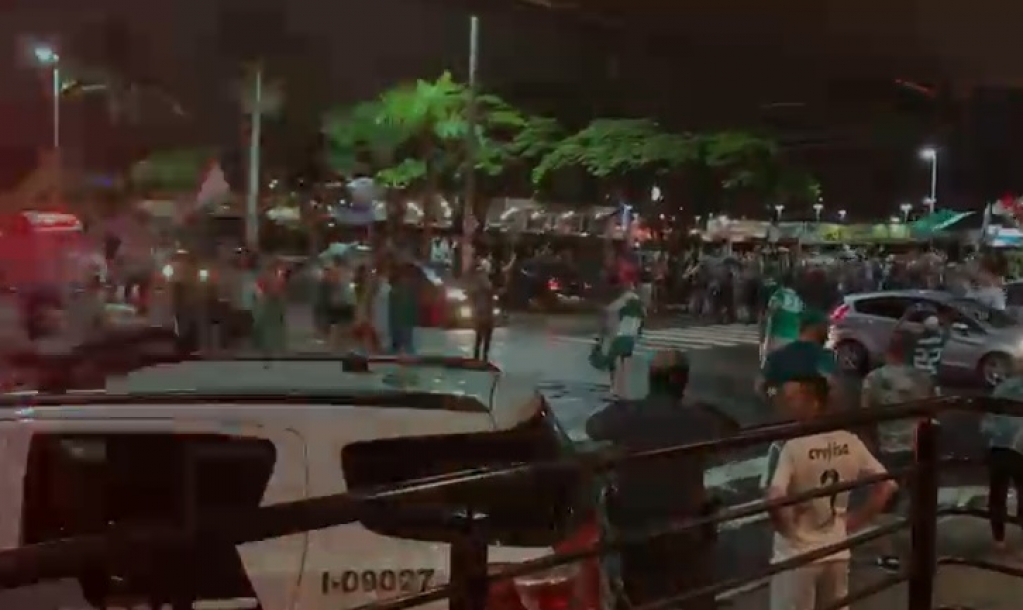 Culpa é do Bar? Empresário desabafa após aglomeração em frente a bar fechado; assista