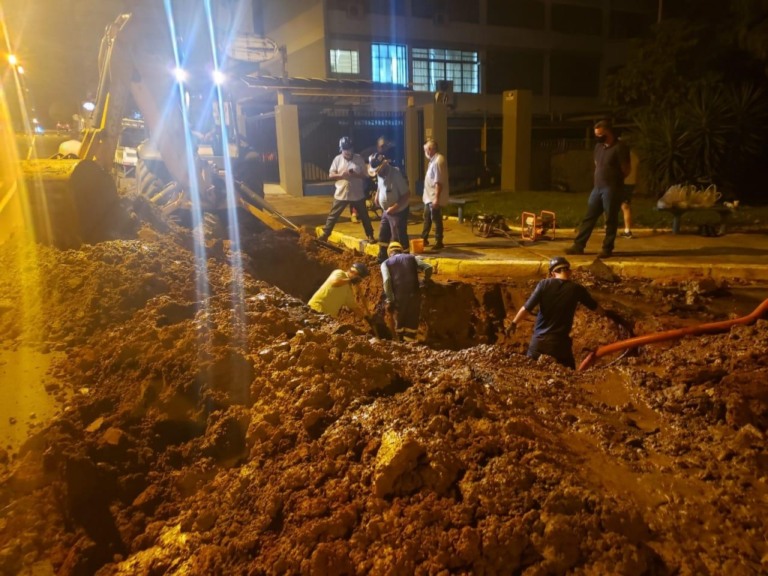 Tubulação rompe e ameaça abastecimento de água para bairros da zona sul
