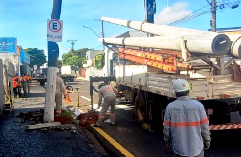 CPFL troca postes em Marília e morador critica falta de aviso e atenção