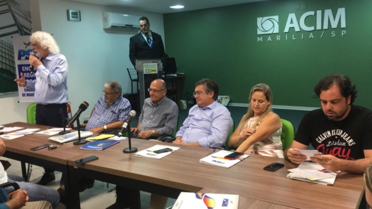 Daniel lança reeleição com Alckmin; ex-governador volta a SP de ônibus