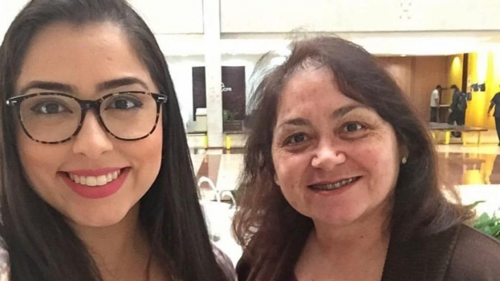 Amanda, que superou doença, com a mãe, Regina: avó não soube da morte da filha