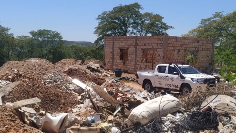 Ambiental interdita depósito com entulho em área de preservação em Pompéia