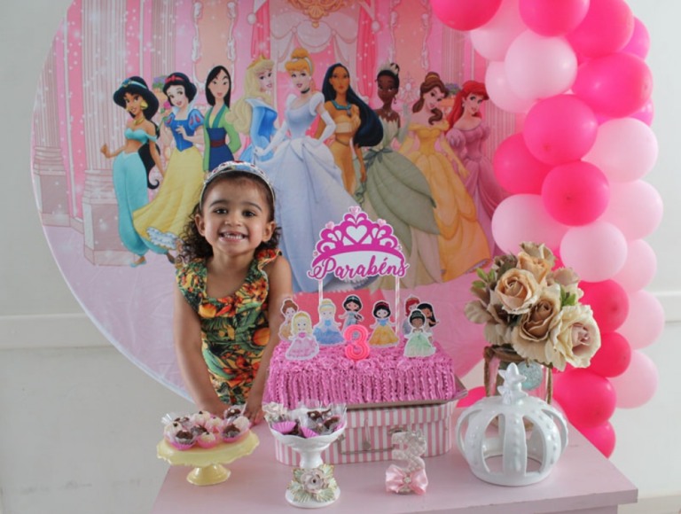 Menina internada na UTQ da Santa Casa ganha festa de aniversário em Marília