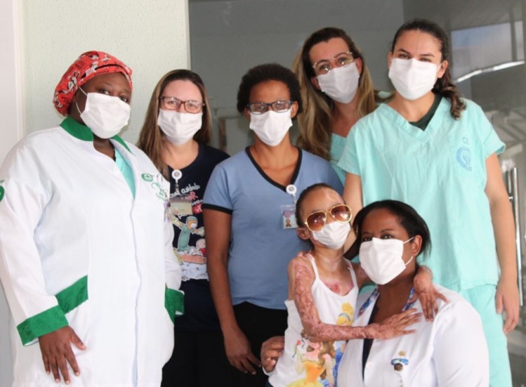 Ana Vitória, 6 anos, vai para casa após nove meses de internação em Marília