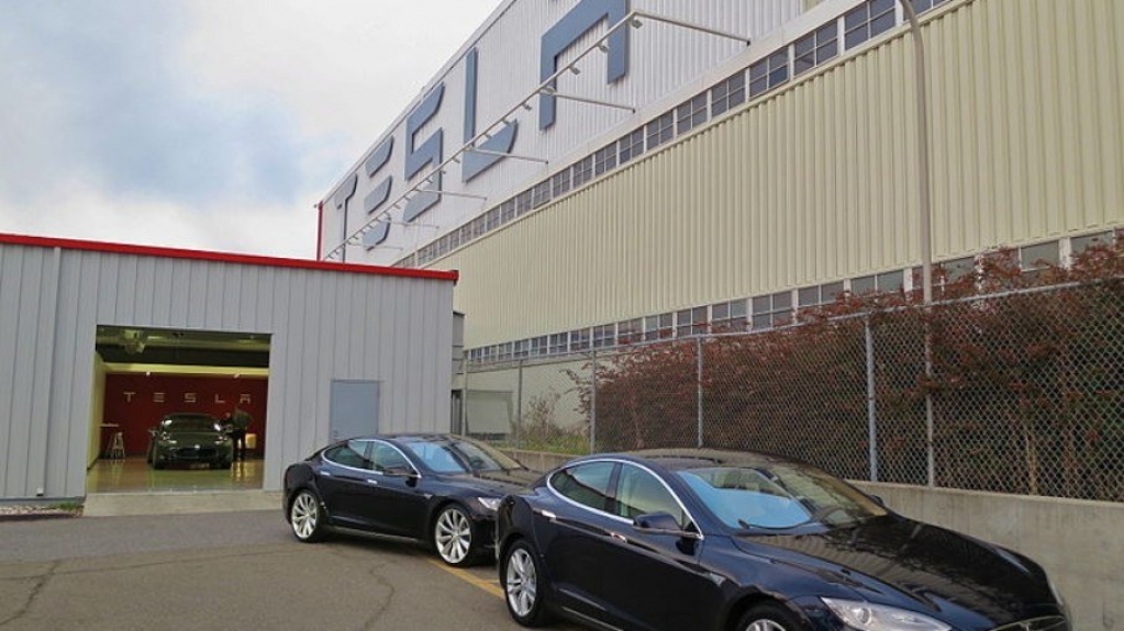 Mais de 4 mil trabalhadores processam Tesla por discriminação racial Mais de 4 mil trabalhadores processam Tesla por discriminação racial