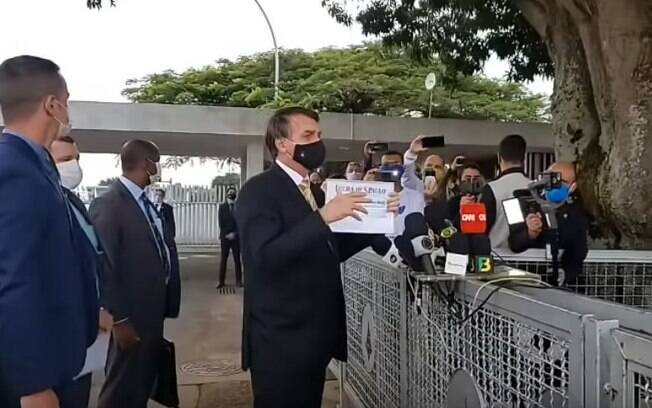 Bolsonaro discursando para apoiadores e imprensa