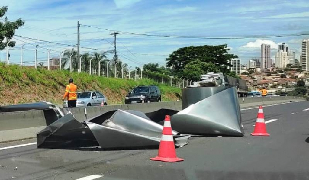 Acidentes com carga e colisão complicam trânsito no Contorno de Marília