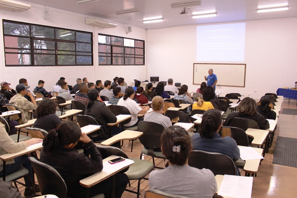 Unimar orienta orçamento de colaboradores em Semana de Educação Financeira