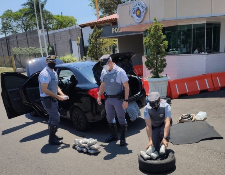 Polícia flagra transporte de skunk na SP-333