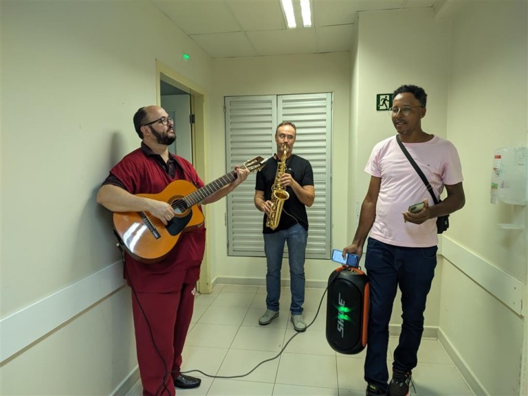 Pacientes do HBU ganham apresentação musical no Dia Internacional da Mulher