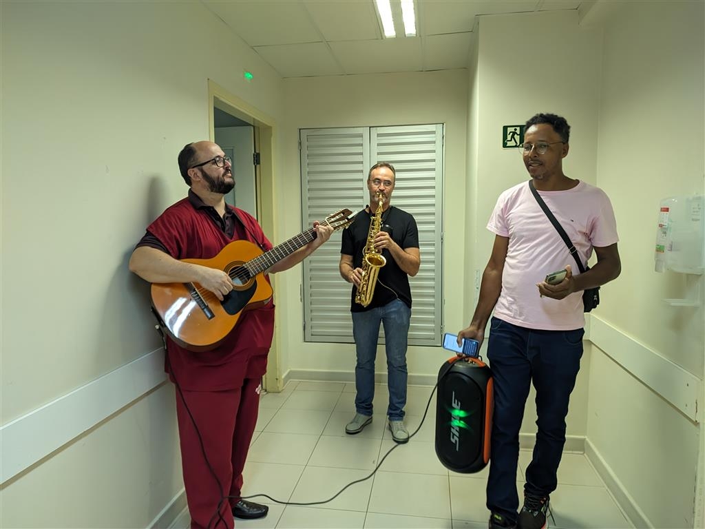 Pacientes do HBU ganham apresentação musical no Dia Internacional da Mulher