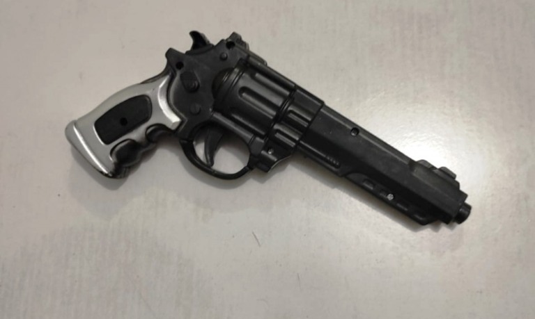 Ajudante de pintor é surpreendido com arma de brinquedo dentro de banco na zona Sul