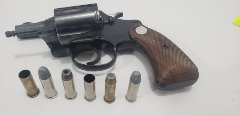 Jovem é baleado após festa e polícia investiga briga e prisões de homens com armas