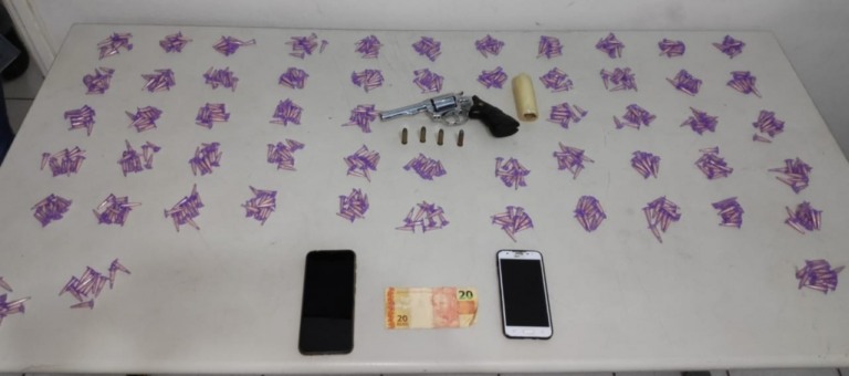 Moradores denunciam disparos e PM prende jovem com arma e drogas em Marília
