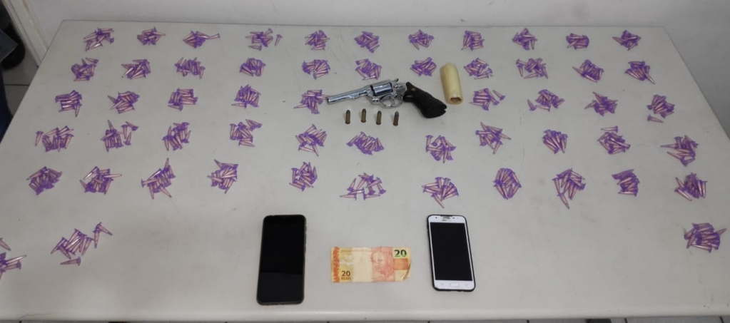 Moradores denunciam disparos e PM prende jovem com arma e drogas em Marília