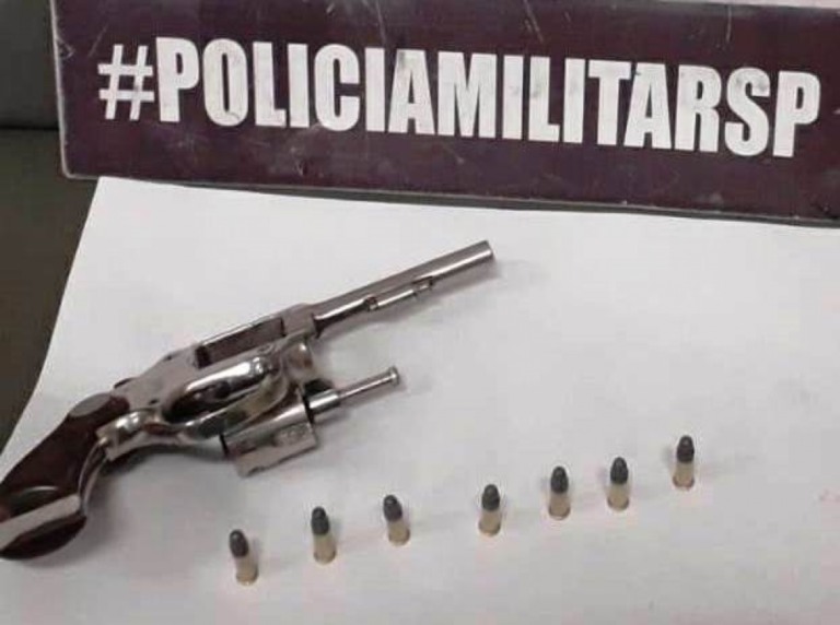 Jovem com 19 anos é preso com arma em Garça após tentativa de fuga