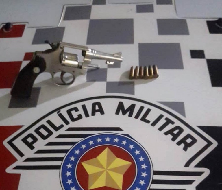 Mecânico é detido com arma; alega defesa contra ameaças e paga fiança