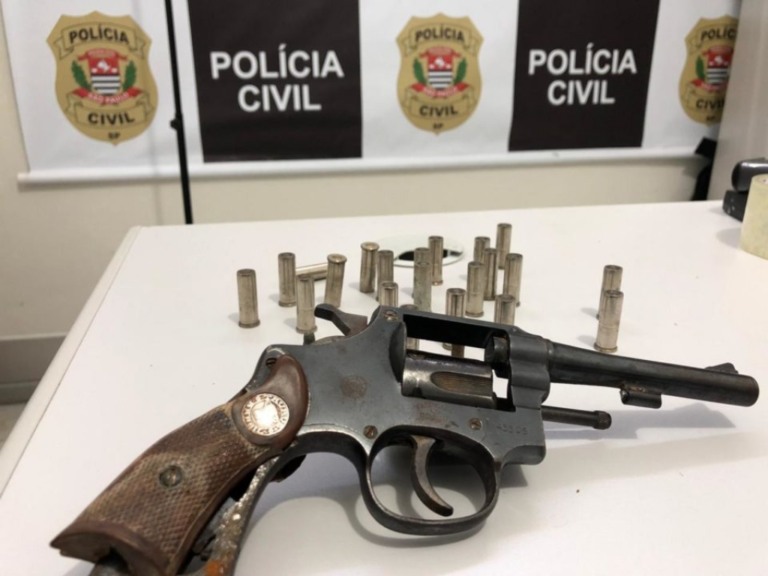 Homem é detido com arma de fogo na zona Leste após busca em residência