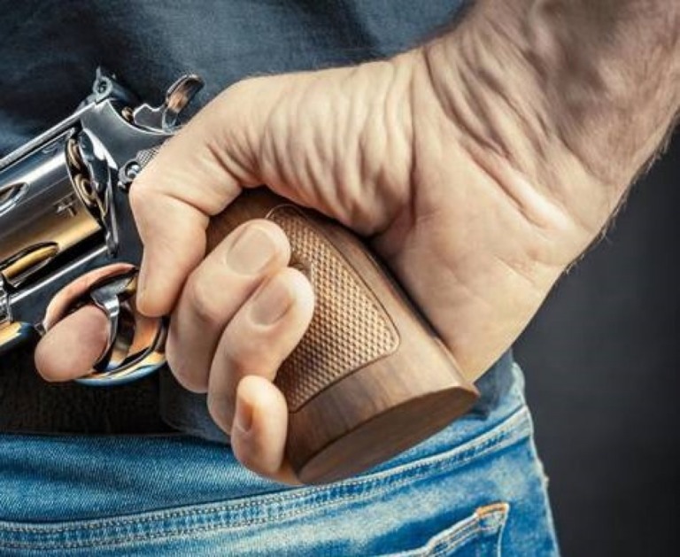 Empresário de Oscar Bressane é preso por porte de arma; sai com fiança
