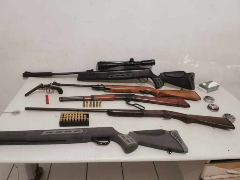 Filho denuncia e pai é detido com diversas armas e munições no carro e em casa