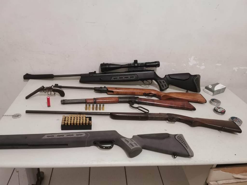 Filho denuncia e pai é detido com diversas armas e munições no carro e em casa Filho denuncia e pai é detido com diversas armas e munições no carro e em casa