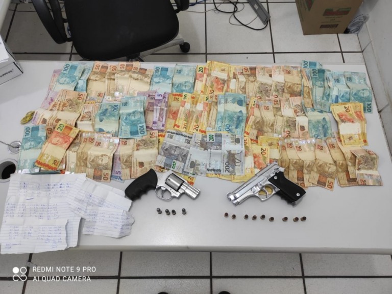 PM prende homens com drogas, dinheiro e armas; vídeo mostra apreensão