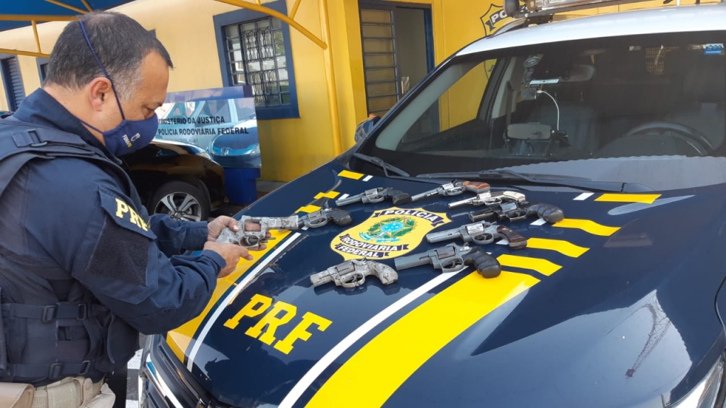 PRF em Marília apreende nove revólveres com casal em carro alugado