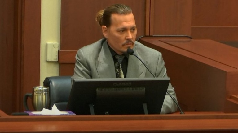 Johnny Depp: vídeo de ator quebrando cozinha é exibido ao Júri