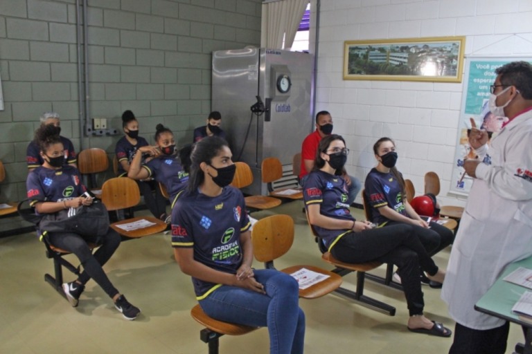 Atletas de futsal e handebol doam sangue no Hemocentro de Marília