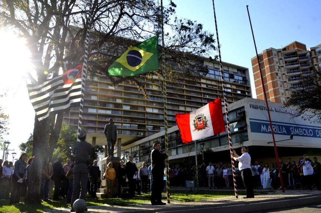 Sem desfile, Marília tem ato cívico com autoridades e discurso eleitoral