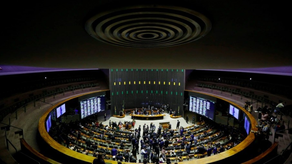 Câmara quer que bancos notifiquem beneficiários do abono salarial Câmara quer que bancos notifiquem beneficiários do abono salarial