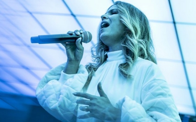 Aline Barros celebra 30 anos de carreira com releitura de seus sucessos