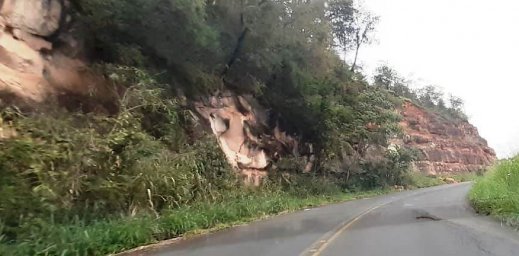 Marília tem 30 quedas de árvores, destelhamento e pedras na pista de vicinal